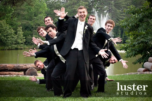 funny-wedding-photo-groomsmen